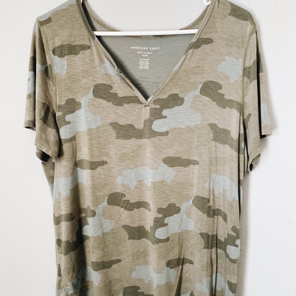 Women’s American Eagle shirt. Camo. Size XL.
